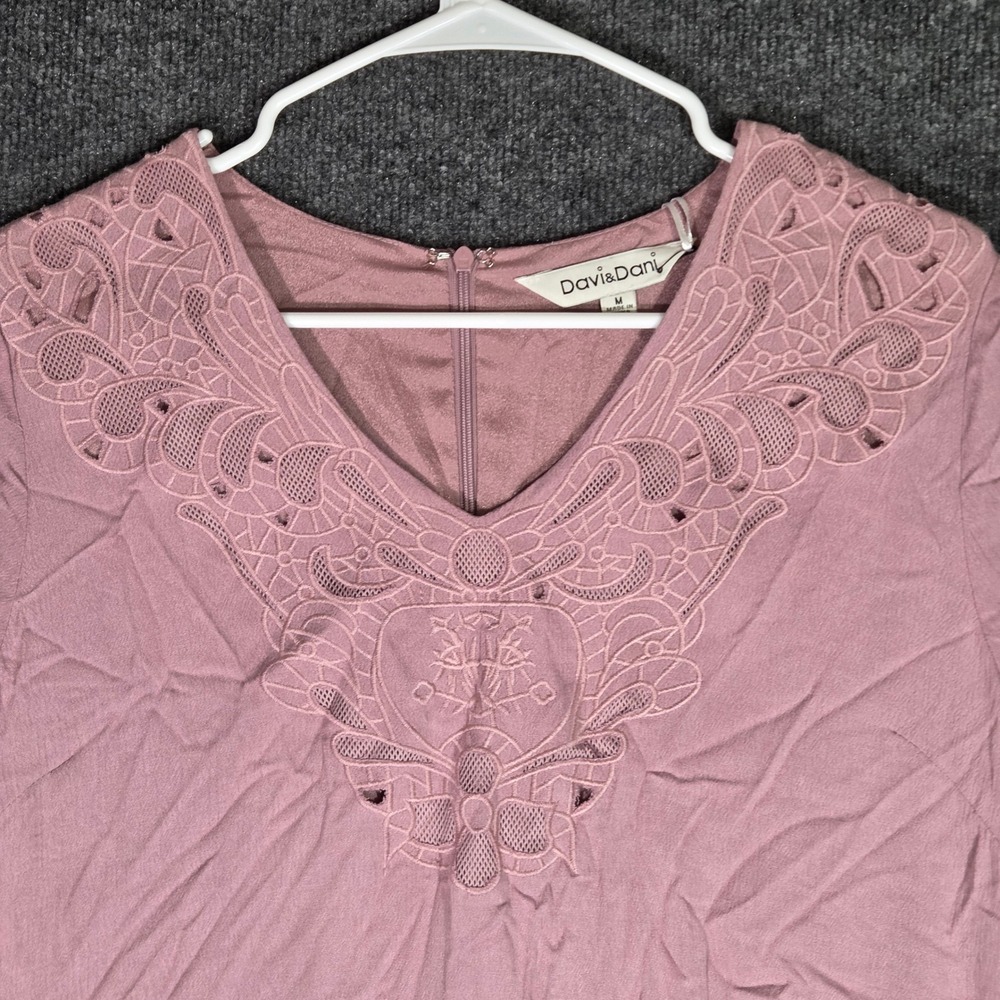 Davi & Dani Mauve Pink Crochet Lace V-Neck Shift Dress Womens Size Medium NWT